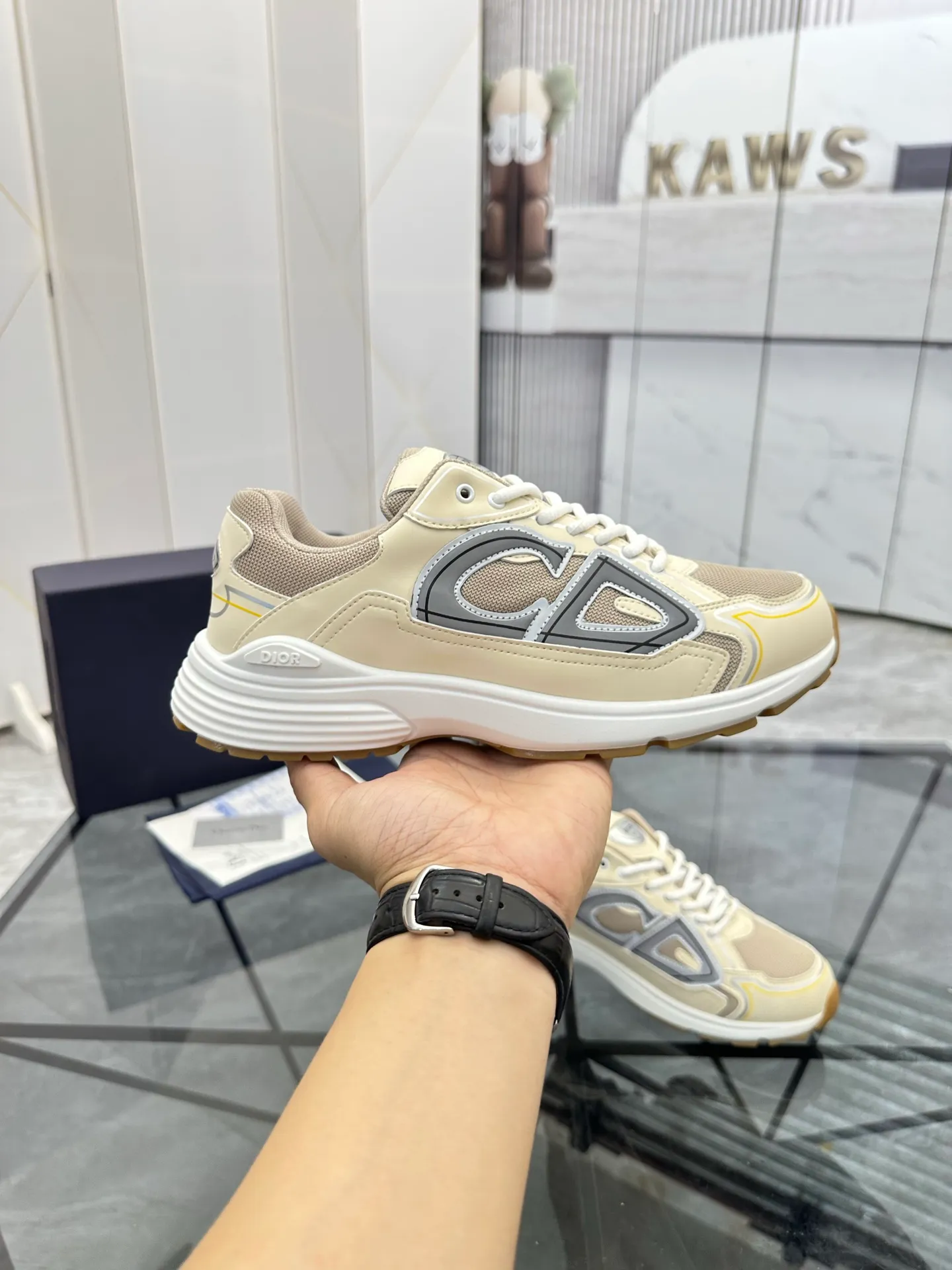 Men's shoes: 💰P400¥ Available in Guangzhou Product trademark: Dior* "Dior*" low-top casual shoes Regular size: 35-46 (can be customized to 47) Couple style Product materials: Upper imported cowhide stitched with original fabric, breathable lining, ultra-light foam original outsole. No.: 007